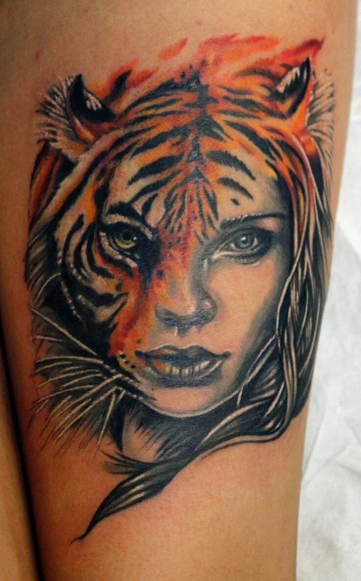 тигр на бедре у девушки тату. женщина тигр тату. тигр чикано. тату тигр. тату тигрица.