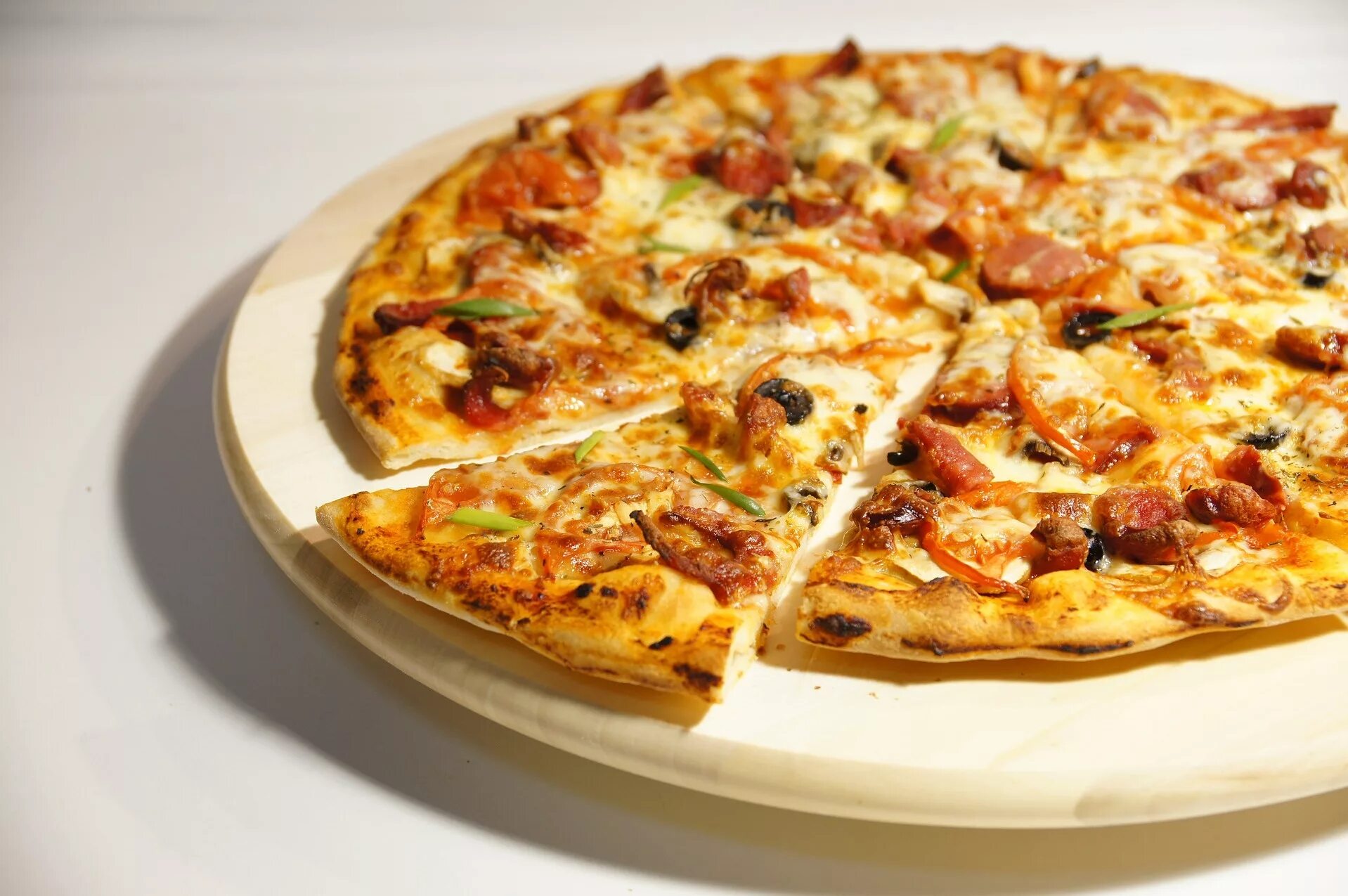 Сколько лет пицце. "Пицца". Сочная вкусная пицца. Пицца картинки. Горячая пицца.