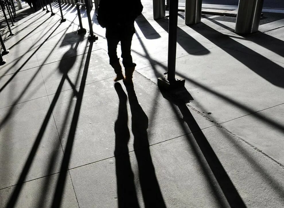 Если бы не тень. В тени человека. интересные тени. тень от человека. отбрасывание тени.