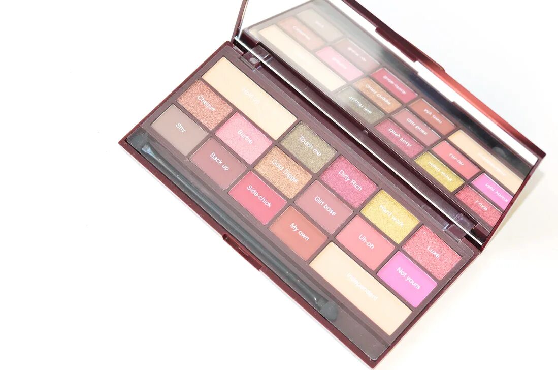 Revolution розовая. Rose quartz палетка теней 18 цветов. Помада революшен матовая. Revolution makeup палетка теней для век. Палетка revolution розовая.