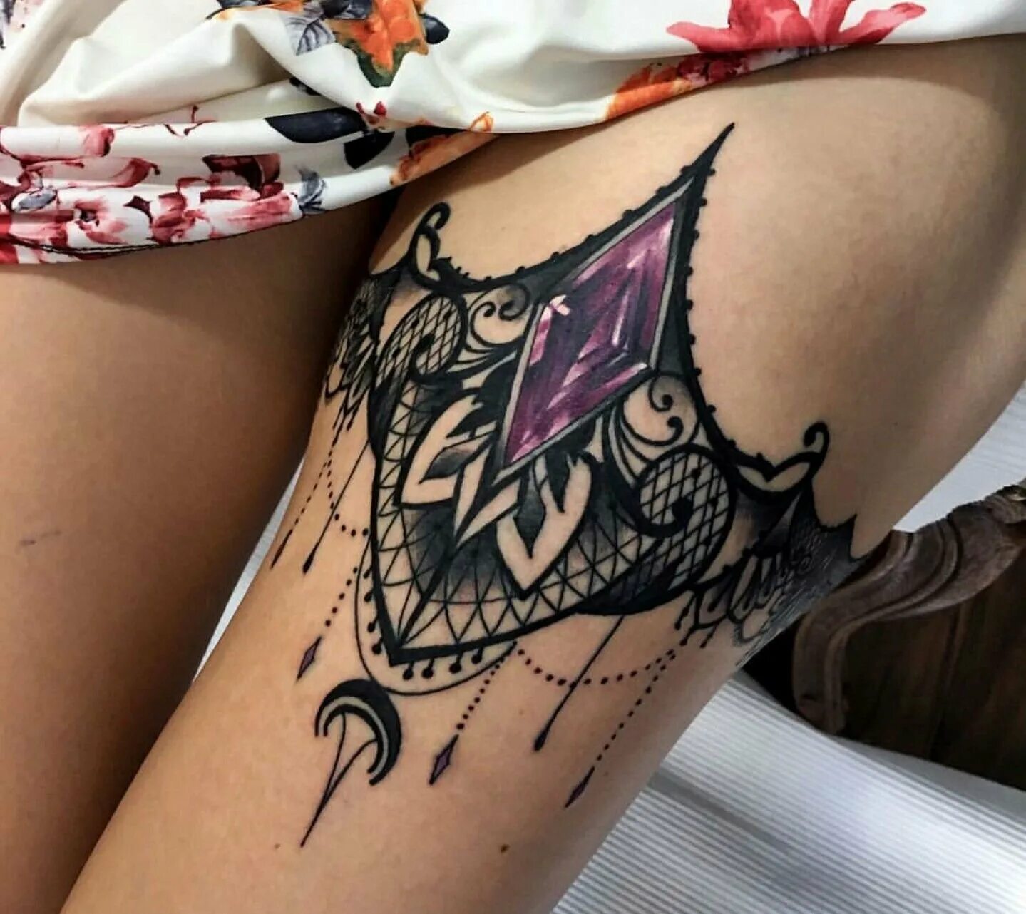 тату для девушек. татуировка на бедре для девушек. красивые тату для девушек на бедре. значение тату на ляшках. тату лотос мандала на бедре.