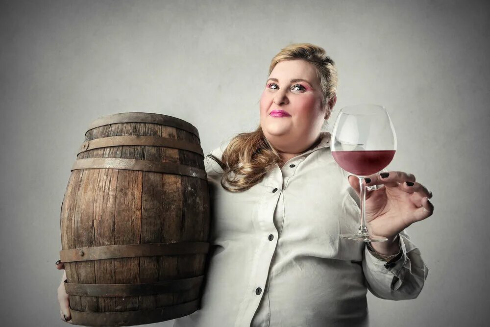 Немецкие толстухи. Женщина с вином. Женщина винодел. Женщина пьет вино. Большой бокал с вином.