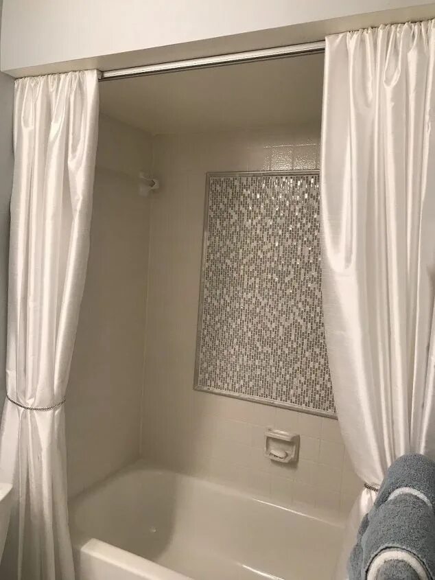 Встроенная шторка в ванной. Штора для ванной комнаты. Дизайнерские шторы для ванной. Ванная комната со шторкой для ванны. Душевая с занавеской.