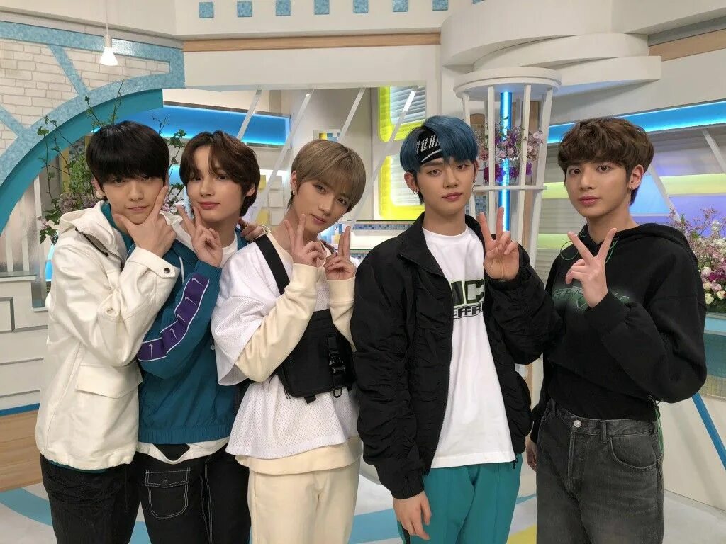 Tomorrow stops. Тхт группа. Txt группа big Hit. Tomorrow x together Енджун. Txt kpop.