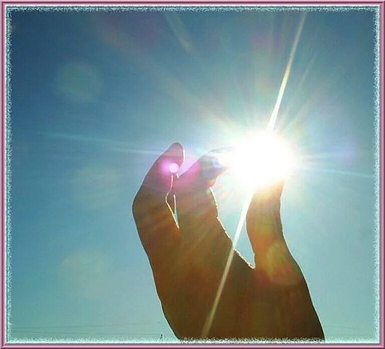 солнечная девочка. милый лучик света. девочка улыбается. сердечко на закате. дети и природа.