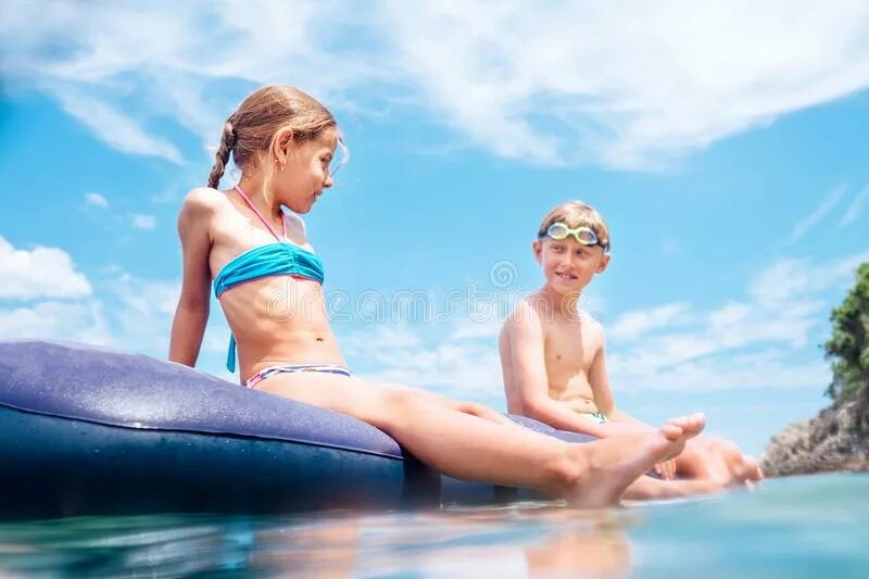 Ребенок на матрасе. Мальчик на матрасе. Мальчик с девочкой на матрасе. Матрас на море. My sister swimming