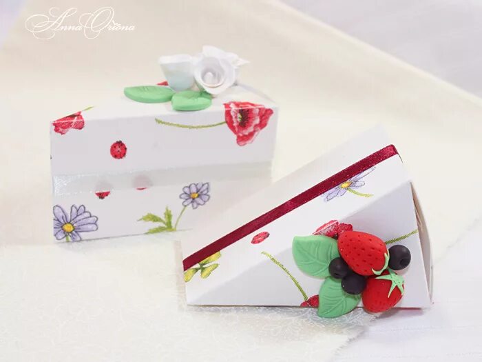 коробочка в форме кусочка торта. красивые коробочки для тортов. подарочная коробка в виде кусочков торта. коробочка в виде куска торта. коробочки тортики для подарков.