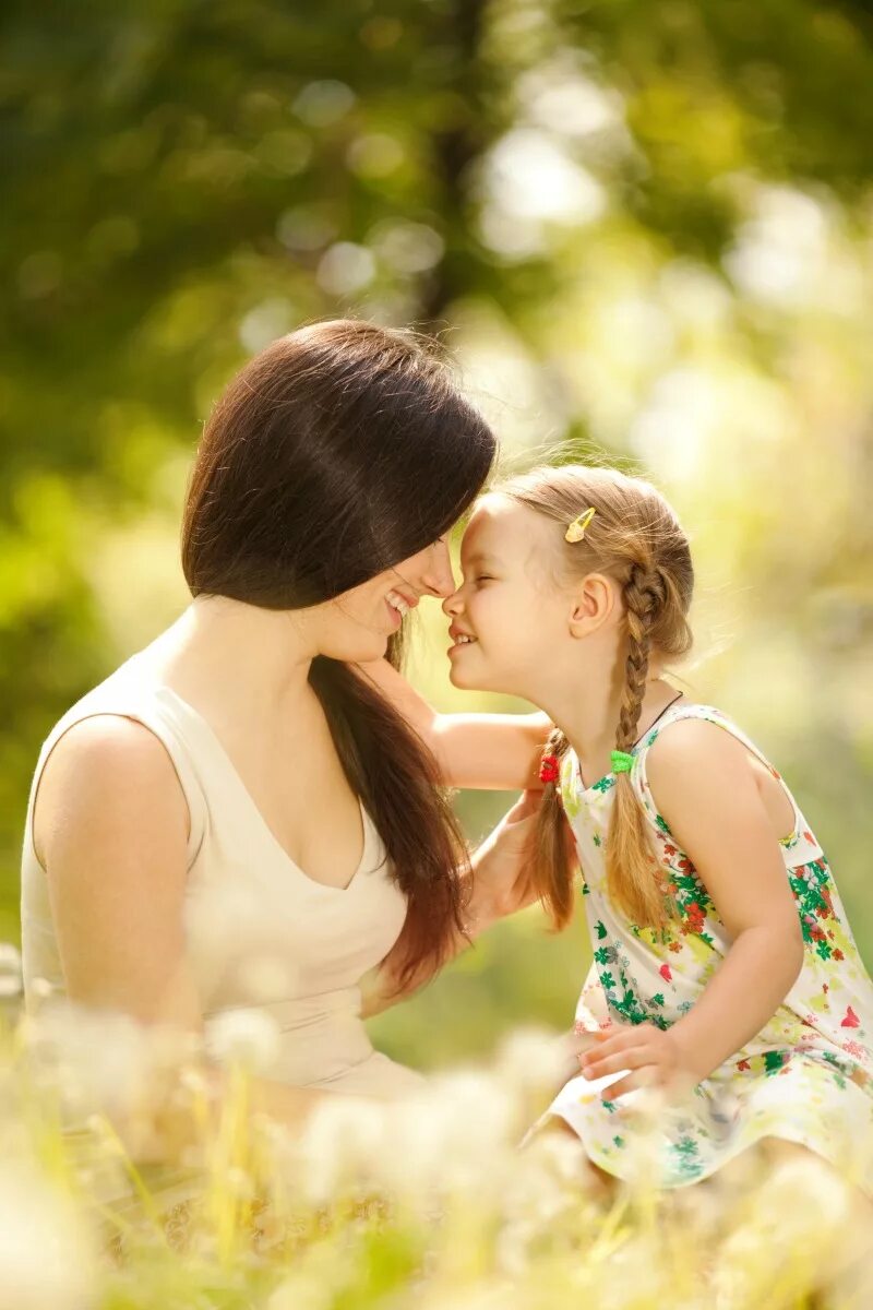 Mommy makes. Девочка целует маму. Картинка мама. Мама и дочь стоковые фото.