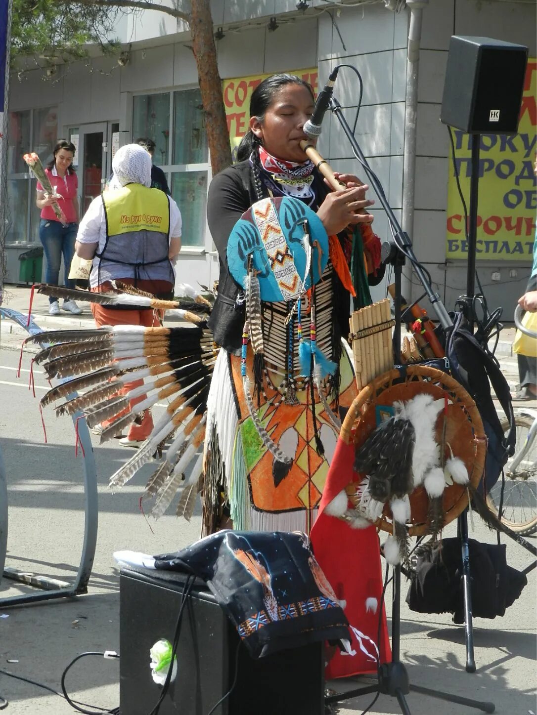 Индейцы музыканты. Индейцы Эквадора. Выступление индейцев на улице. Музыканты Эквадор. Индеец музыкант