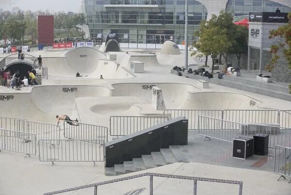 Smp Skatepark скейт парк. Шанхай smp Skatepark. Скейтпарк smp в Шанхае Китай. Скейт парк в Шанхае.