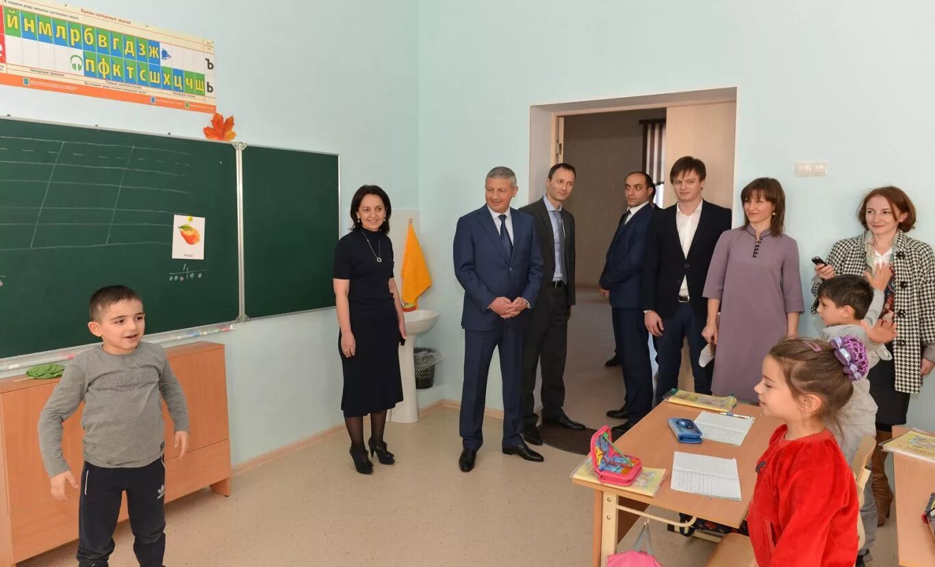 Осетинская горка, 1 фото. Аланская гимназия владикавказ. 1 гимназия владикавказ. Аланская гимназия владикавказ. Аланская гимназия.