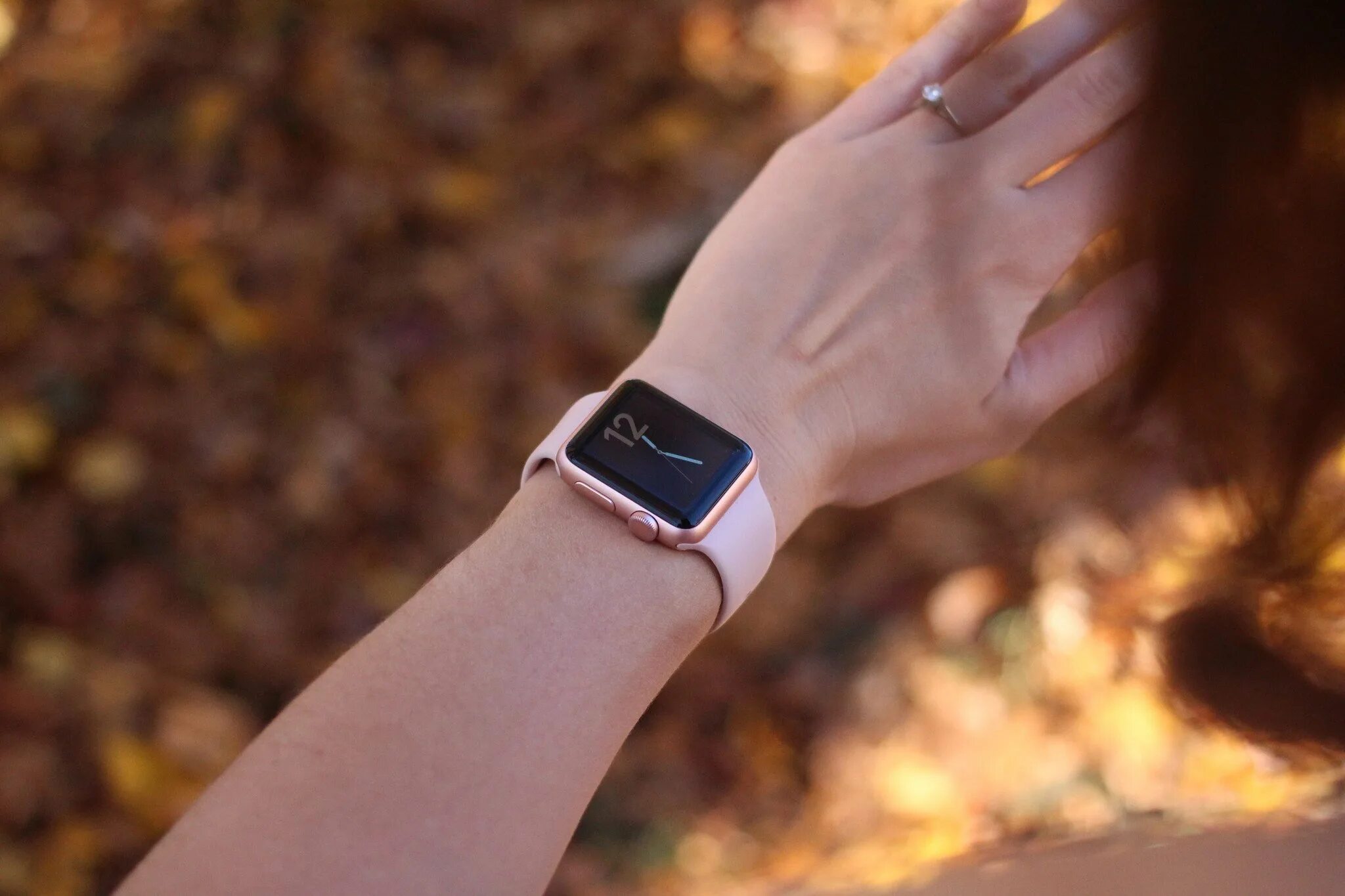 Смарт часы для женщин 2024. Смарт часы женские Эппл вотч. Apple watch se 40 мм. Эпл вотч на женской руке. АПЛ вотч на руке девушки.