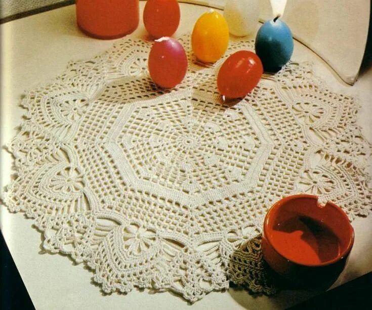 Салфетка пасхальная крючком в технике. Салфетка на Пасху крючком. Вязаная салфетка к Пасхе крючком. Салфетка крючком на Пасху круглая.