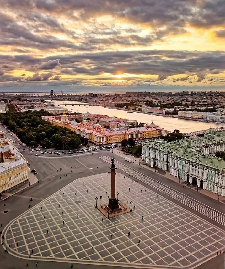 Спб центральное. Дворцовая площадь. Дворцовая площадь СПБ. Дворцовая площадь мснкт Петнр. Центр Питера площадь.