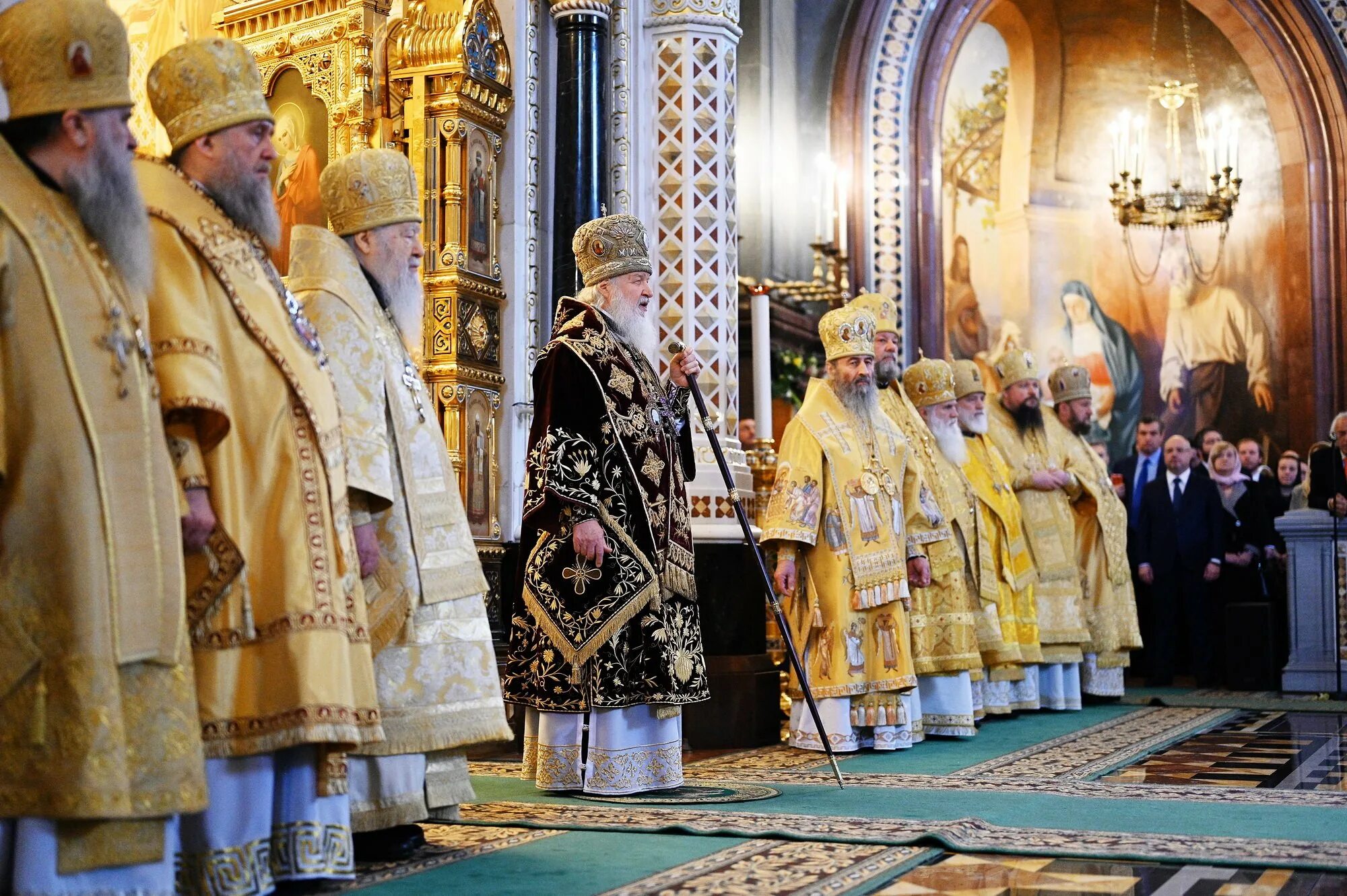 Патриарх на службе в храме Христа Спасителя.