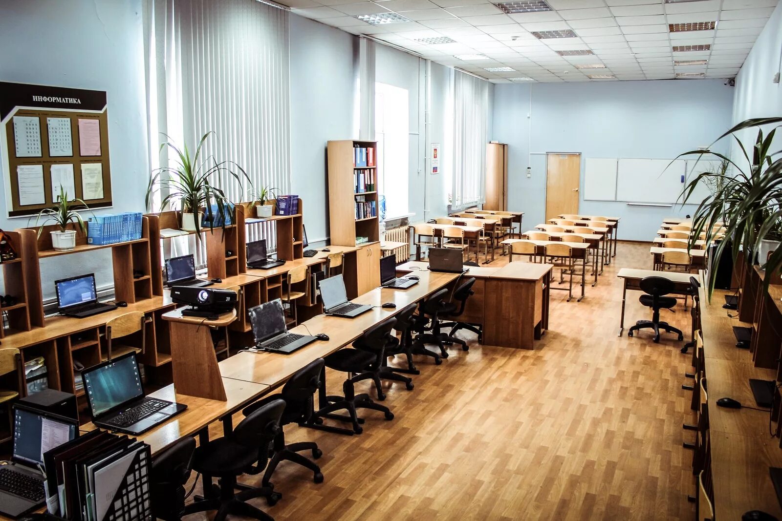 Школы с углубленной информатикой. Современный класс. Современный кабинет информатики. Современные компьютерные классы. Современный школьный класс.