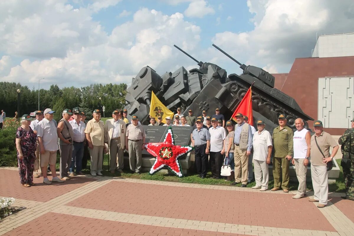 Победа в курском сражении. Памятник советским танкистам Прохоровка. Курская битва белгородское направление. Памятник 75-летию Победы в Курской битве г. Курск. Курская битва ветераны.