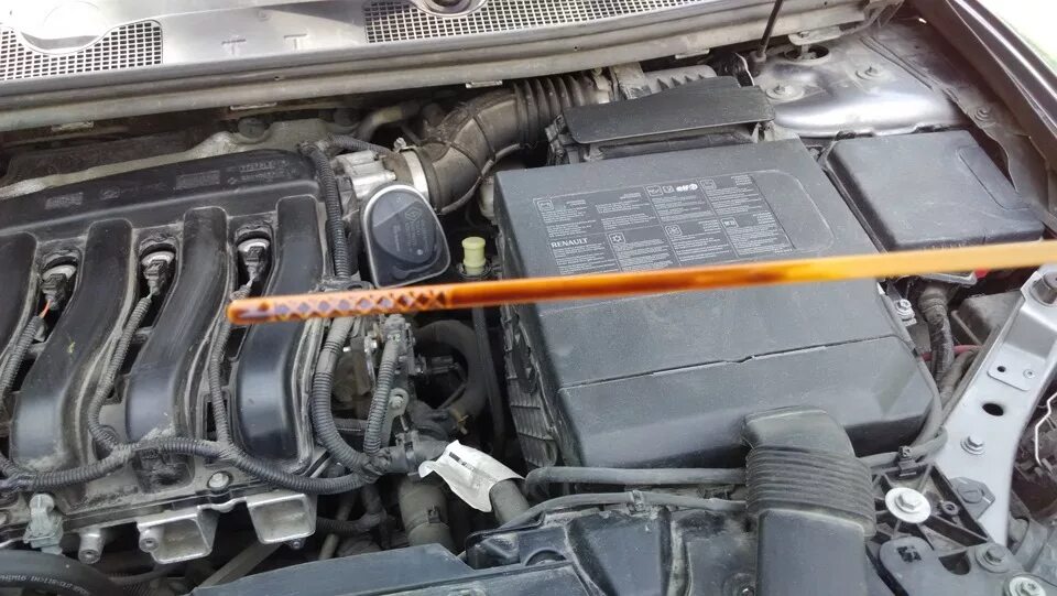 Масляный фильтр k4m renault 1. Рено меган 2 моторное масло. Щуп масла меган 2. Верхняя подушка дополнительная двигателя меган 2 1. Двигатель рено меган 3 дизель.