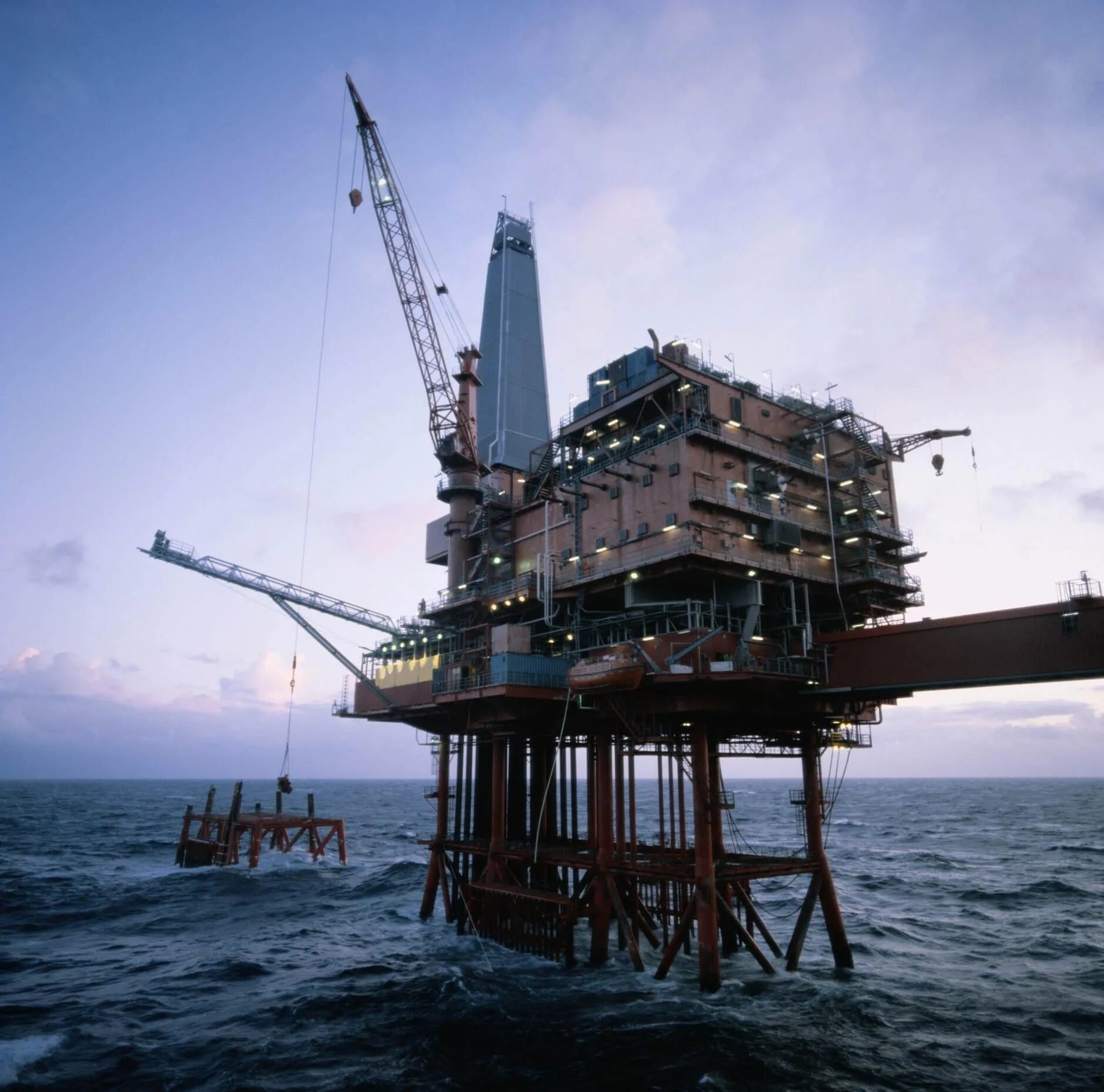 Добыча нефти и газа в океане. Петрониус платформа нефтяная. добыча нефти. добыча нефти в океане. нефтяная скважина в море.