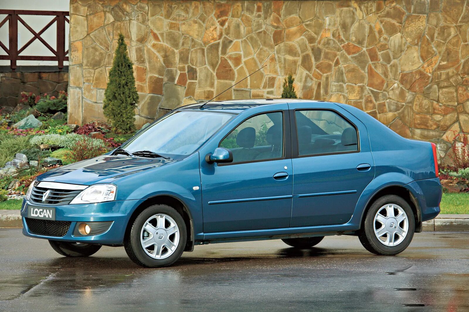 Рено логан 1 выпуска. Renault Logan 1. Рено Логан 2005. Рено Логан 1 поколение. Renault Logan 1 2009.