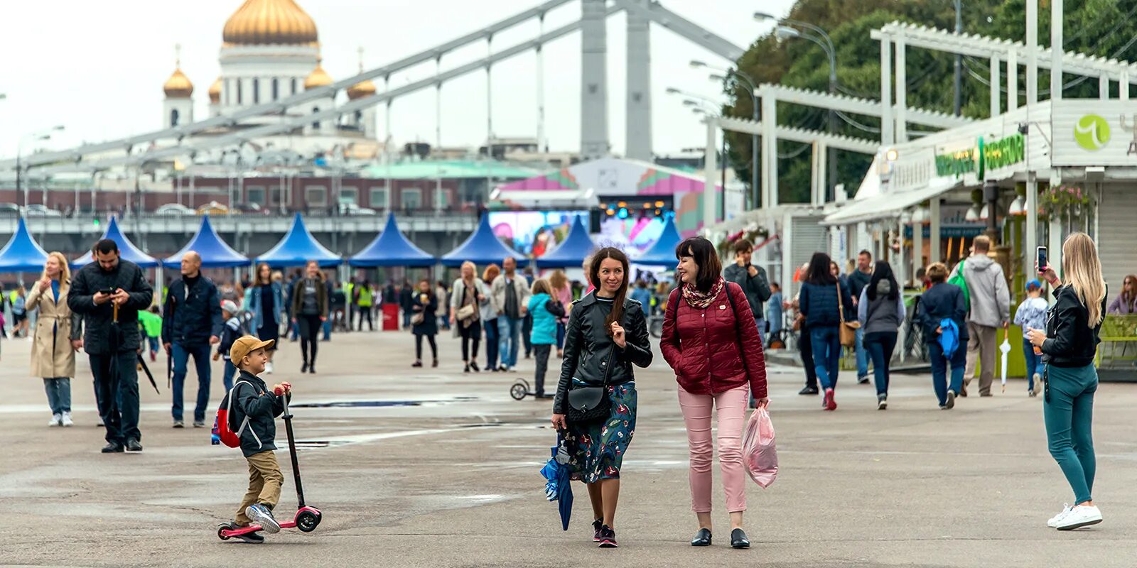 Участвует в жизни города. Москва парк люди. Люди в парках Москвы. Люди в парке Горького. Люди в парке Москва.