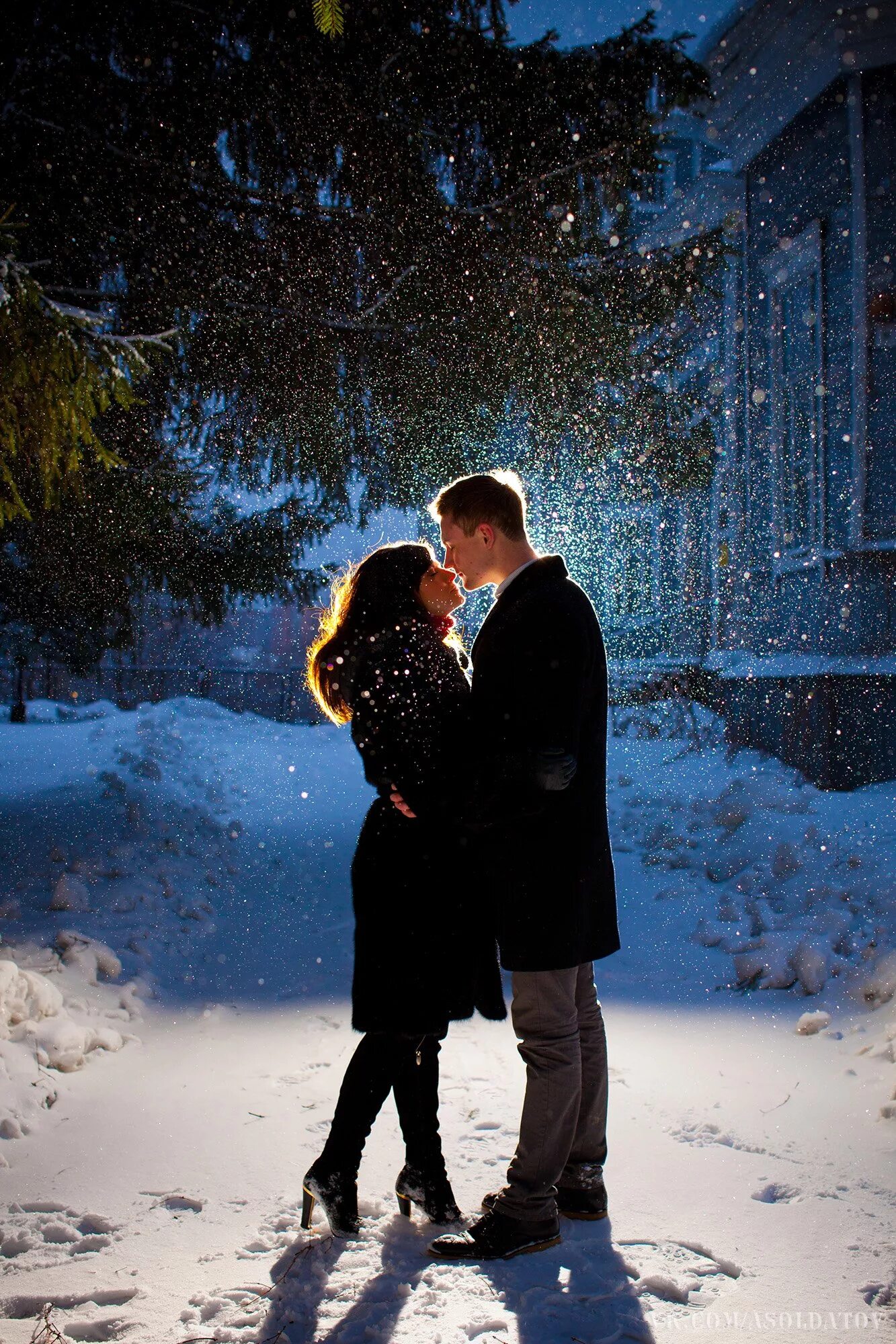 Зима любовь. Влюбленные зима. Парень и девушка зима. Романтика зимой. Парень девушка снег
