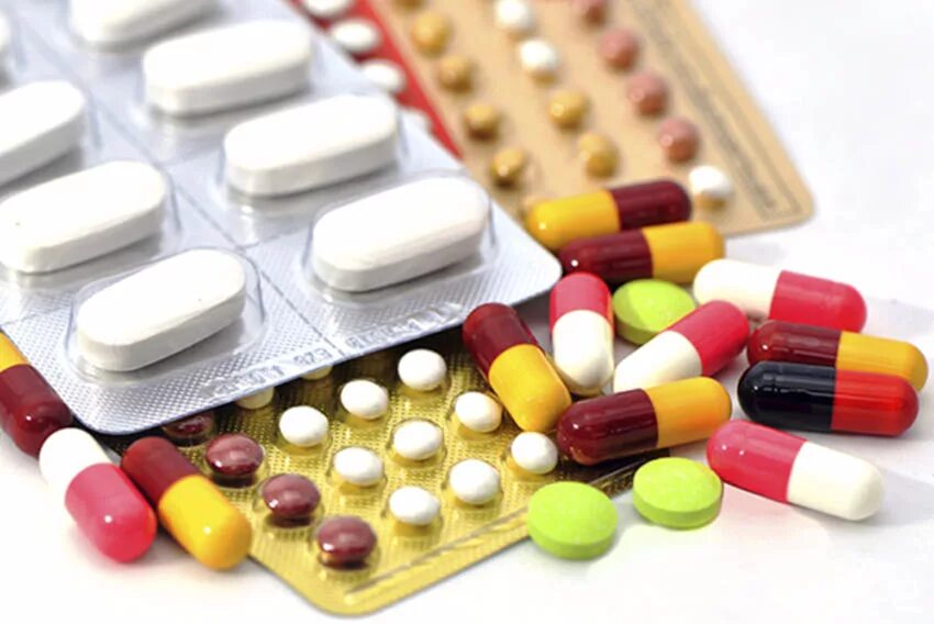 Лекарство мимо. Лекарство мимо. Таблетки от склероза. Таблетки запрет. Куча таблеток на столе.