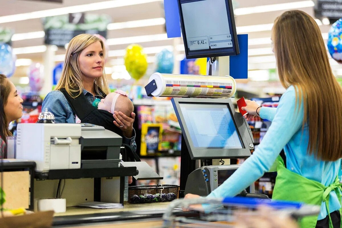 Кассир в продуктовом магазине. Покупатель на кассе. Кассир в супермаркете. Продавец на кассе. Девушка на кассе.