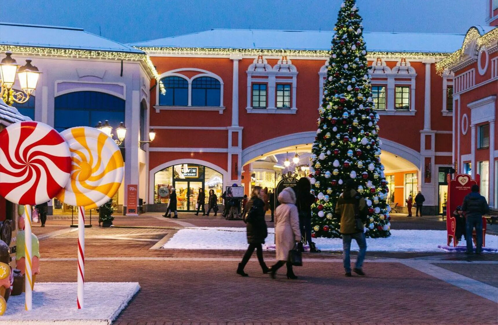 Новорязанское ш 8 outlet village белая дача. Мега белая дача аутлет Виладж. Аутлет белая дача 2023. Фонтаны в аутлет Вилладж белая дача. Аутлет Outlet Village белая дача.