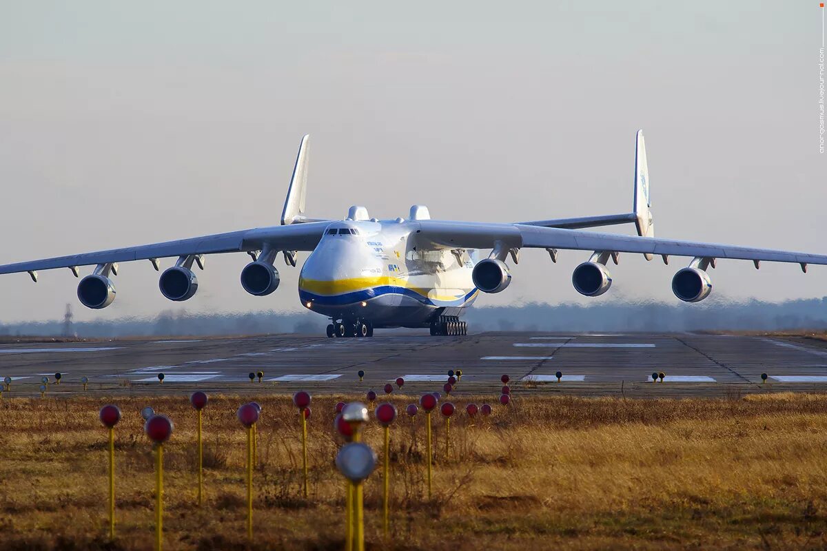 Большие российские самолеты. Самый большой самолет. Самый большой касмалет. Скмыйбальшойсамалётвмире. Samiy bolshoy samalyot v mire.