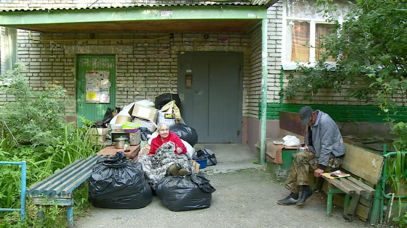 Вещи в подъезде. Грязный подъезд. Загаженный подъезд. Переехала в подъезд