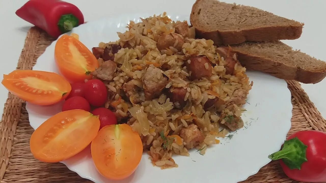 Как приготовить бигус с рисом и капустой. Мясо с рисом и квашеной капустой. бигус с рисом и капустой и мясом. рис с капустой и мясом. молдавское блюдо рис квашенная капуста и мясо.