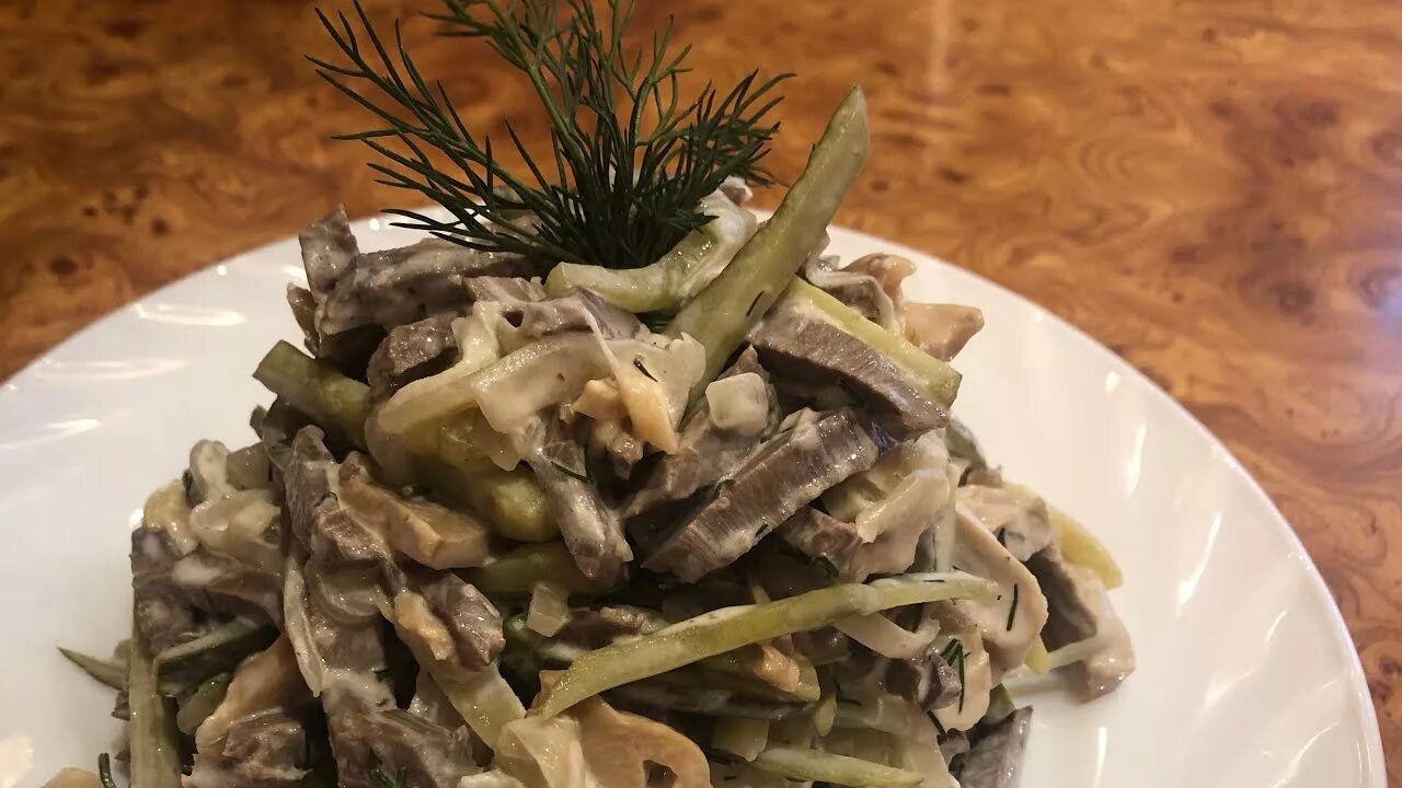 Салат из куриных сердечек. Салат со свиным сердцем и солеными огурцами. Салат из сердца с огурцом. Салат сердце с морковью и луком. Салат бычье сердце.
