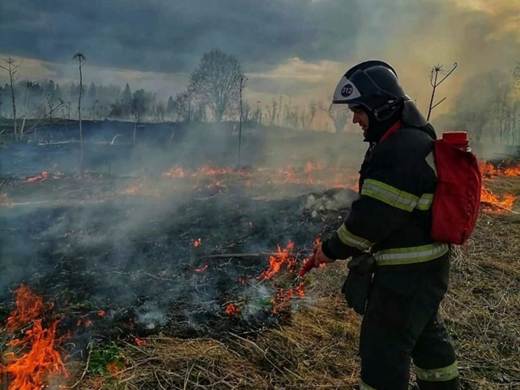 Пожар без огня во сне. Место пожара. Пожарные тушат пожар. Пожар фото. Пожары за последние сутки.