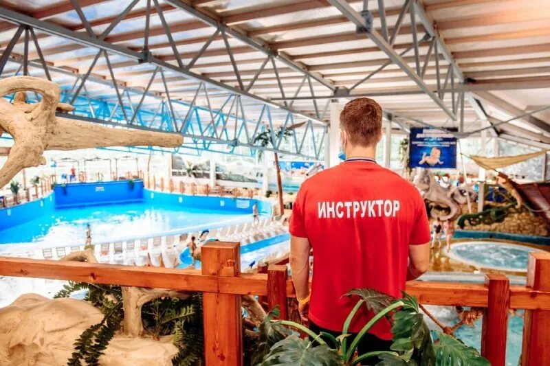 Инструктор в аквапарке что должен уметь. Инструктор аквапарка. Спасатель лимпопо екатеринбург. Инструктор аквапарка. Работники аквапарка.