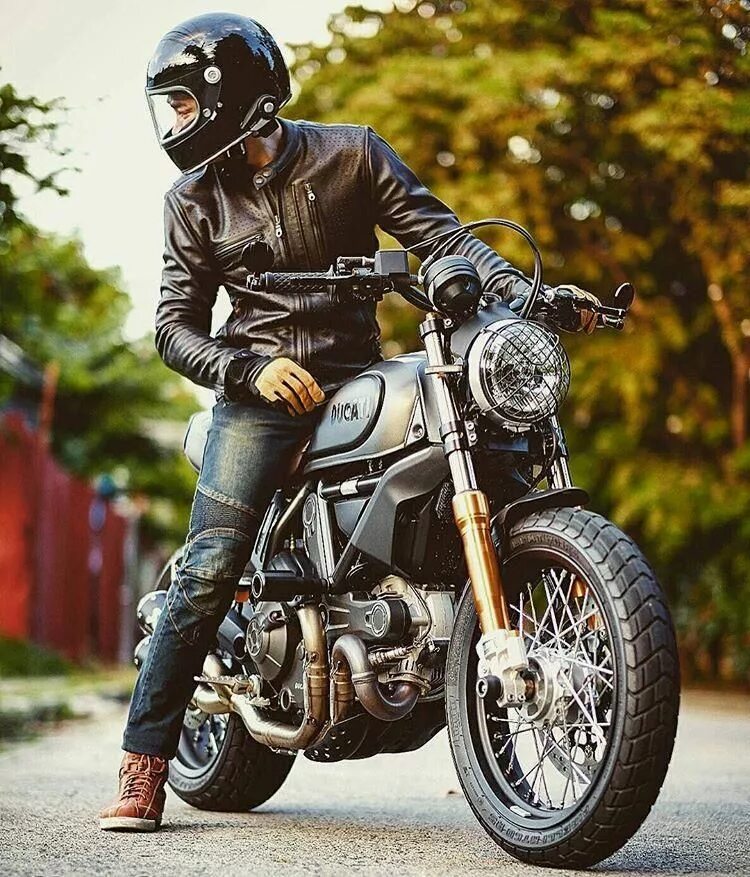 Стили байков. Ducati Scrambler. Мотоцикл Дукати Скрамблер. Ducati Scrambler Cafe Racer. Мотоцикл кафе рейсер скремблер.