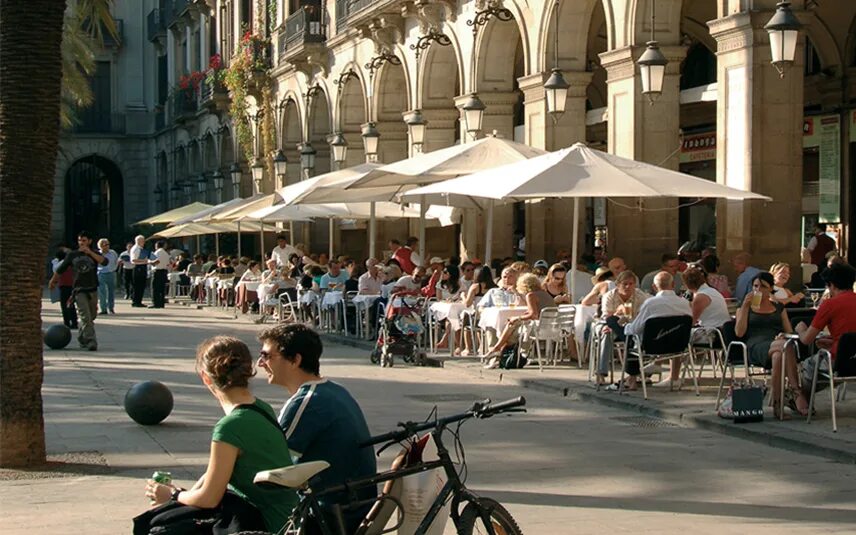 Сколько живет в испании. Дворец Виррейна Барселона. Городская жизнь Испании. Испания обычные улицы. Испанцы в обычной жизни.