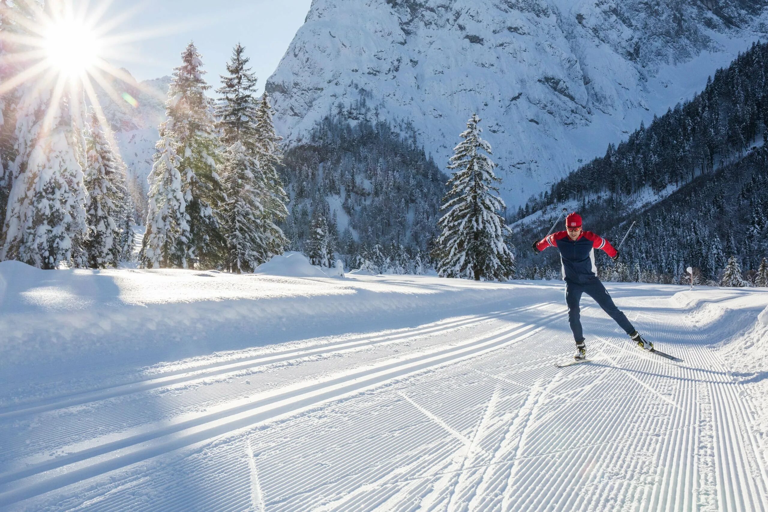 We like skiing. Кросс Кантри лыжи. Лыжник. Лыжник в горах. Зима лыжи.