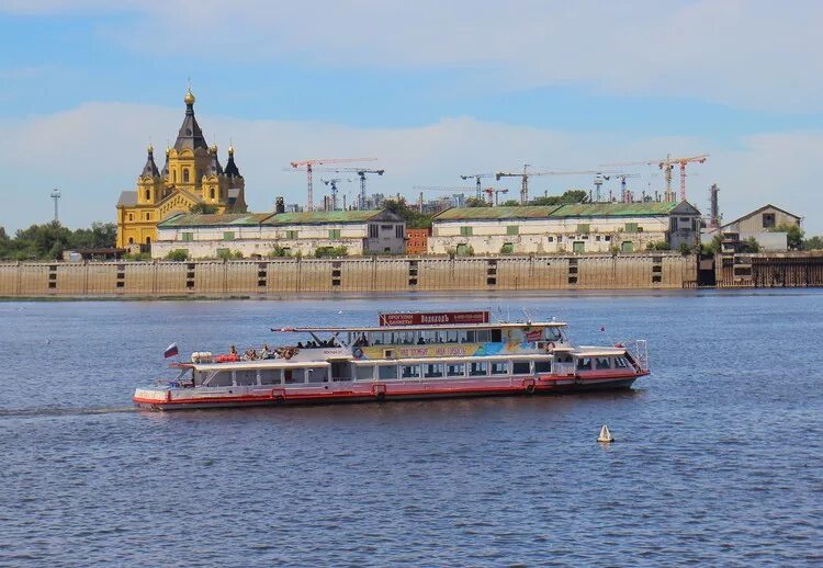 Прогулки на теплоходе в нижнем новгороде. Теплоходные прогулки в Нижнем Новгороде. Прогулка на теплоходе Нижний Новгород. Речные прогулки в Нижнем Новгороде. Теплоход Нижний Новгород прогулочный.