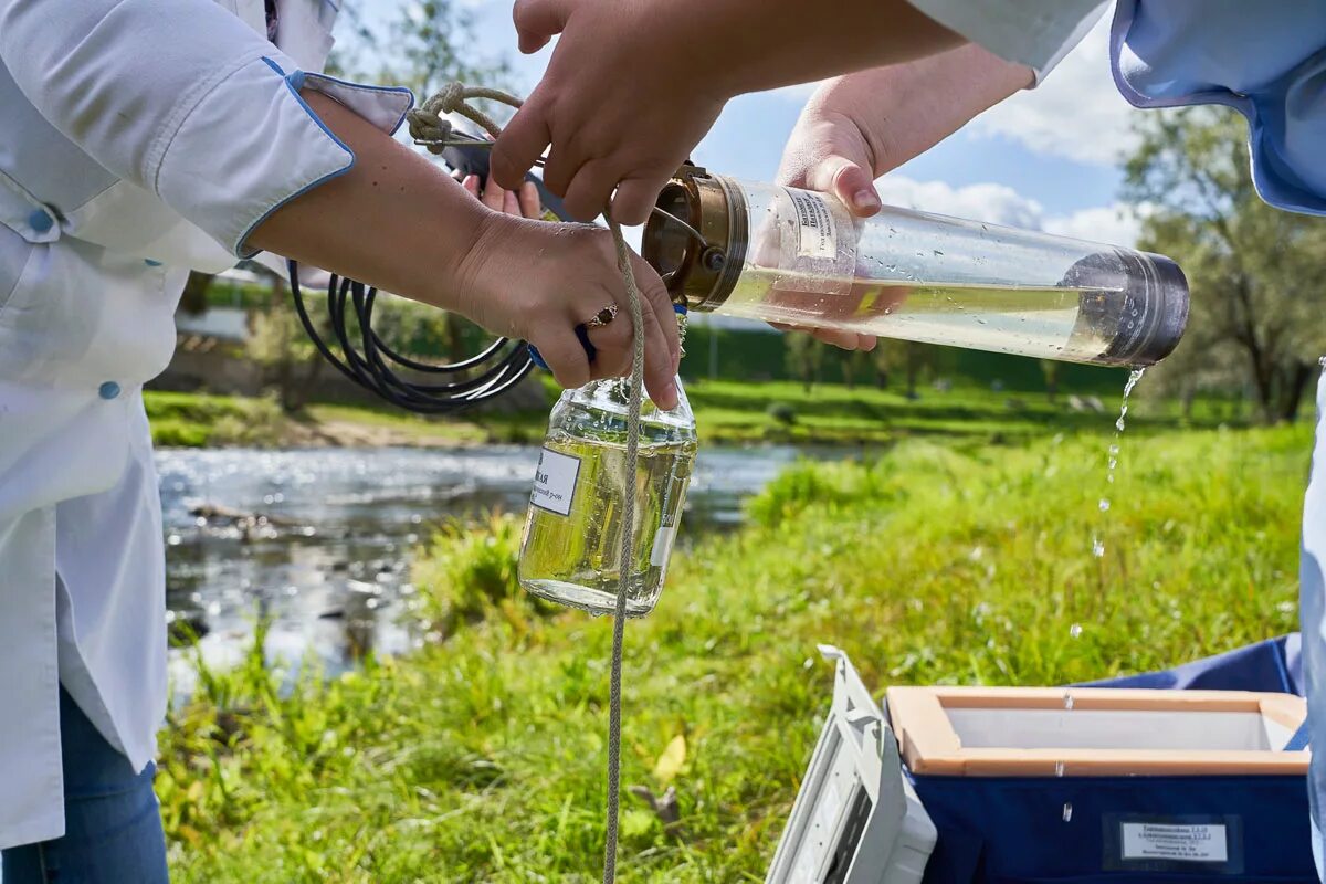 Экологическое использование воды. Забор проб воды. Исследование проб воды. Отбор проб воды. Химическое исследование воды.