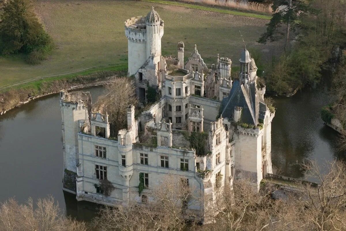Замок с привидениями во франции люси. Замки Франции: Château de la Mothe-Chandeniers. Мот-Шанденье Франция. Шато-де-ла-мот-Шанденье. Замок Шато де ла мот Шанденье.