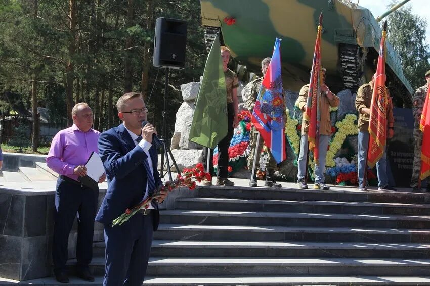 Прощание каменск уральский. Аллея славы Каменск-Уральский прощание 25.05.2023. Каменск-Уральск прощание в аллее славы. Каменск-Уральский простится с погибшим в ходе спецоперации. Прощание на аллее славы Каменск Уральский.