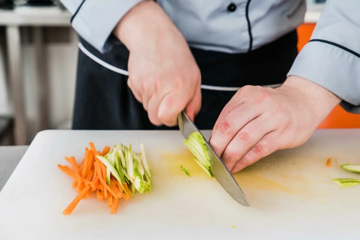 Cutting vegetables. Нарезка овощей. Повар нарезает овощи. Нарезание овощей. Резать овощи.