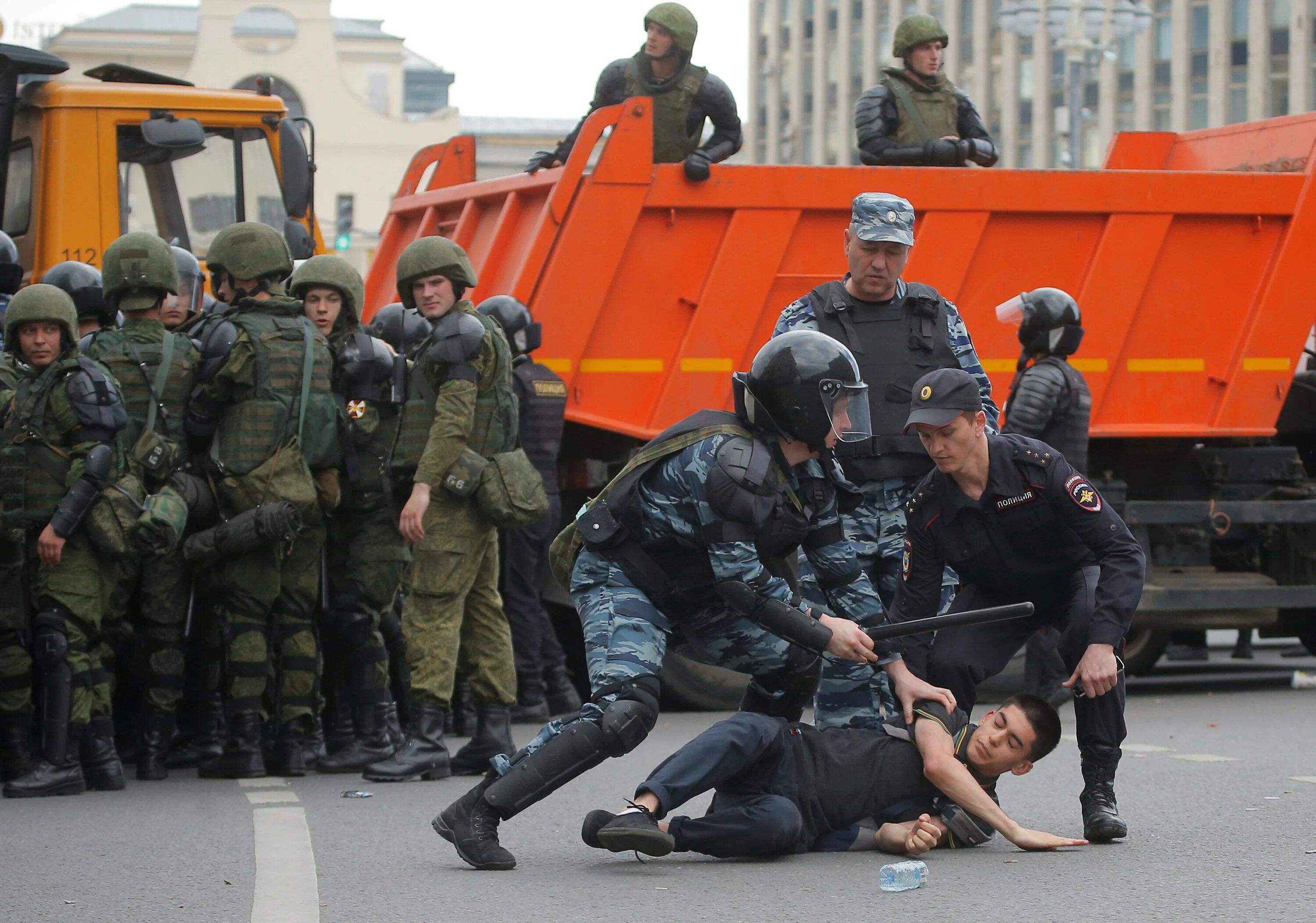 Митинг армия. Военные на митинге. Солдаты в оцеплении. Полицейское оцепление. Армия митинг.