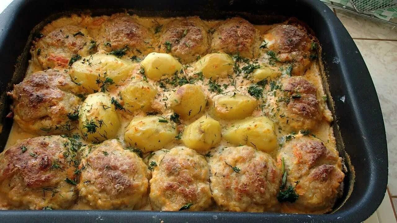 Котлеты с картошкой в духовке. Картошка в духовке с клтлетками. Картофель с котлетами в духовке. Тефтели с картошкой в духовке