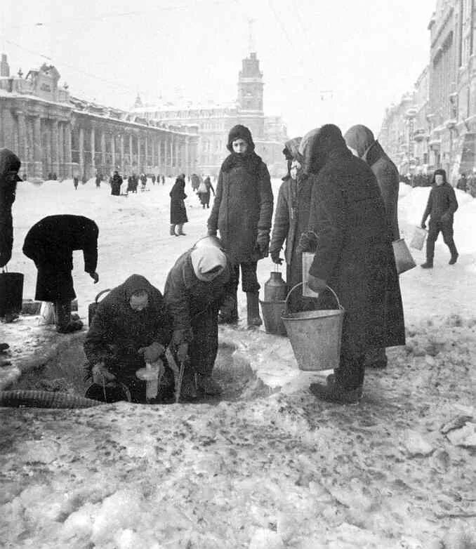 Люди пережившие блокаду. Вода в блокадном Ленинграде. Блокада Ленинграда за водой. Блокадный Ленинград вода из Невы.