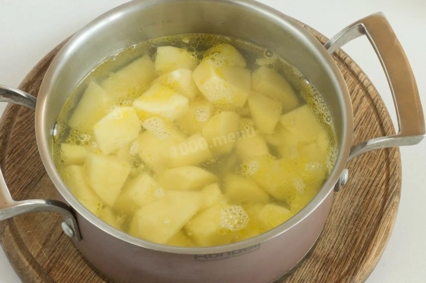 Картошка в кастрюле. Картофельное пюре в кастрюле. Вареный картофель в кастрюле. Суп пюре в кастрюле.