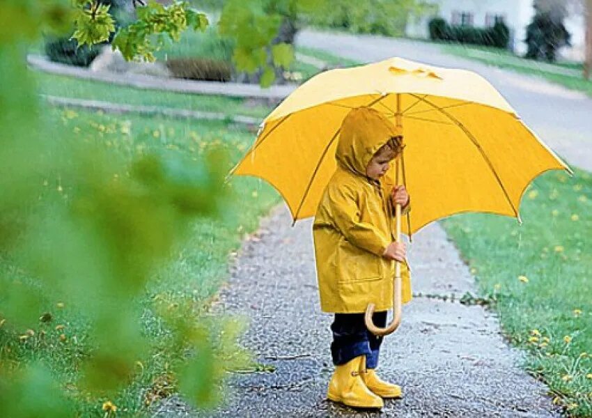 Можно ли гулять в дождь. Мальчик с зонтиком. Дети под зонтом. Под зонтиком. Зонт для детей.