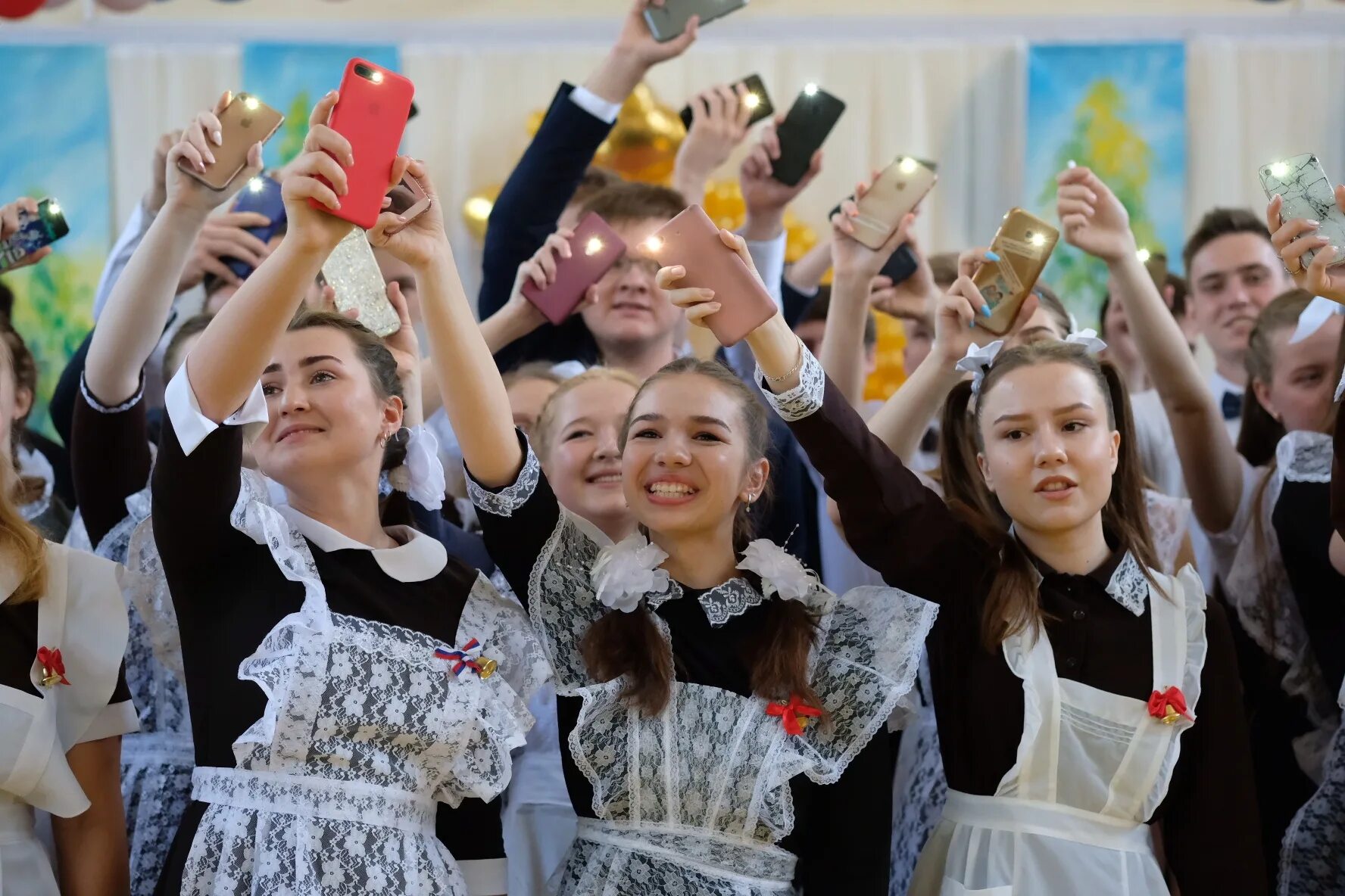 Видео на последний звонок 11 класс. Школа 11 класс. Последний звонок. Последний звонок 11 класс. Прощание со школой.