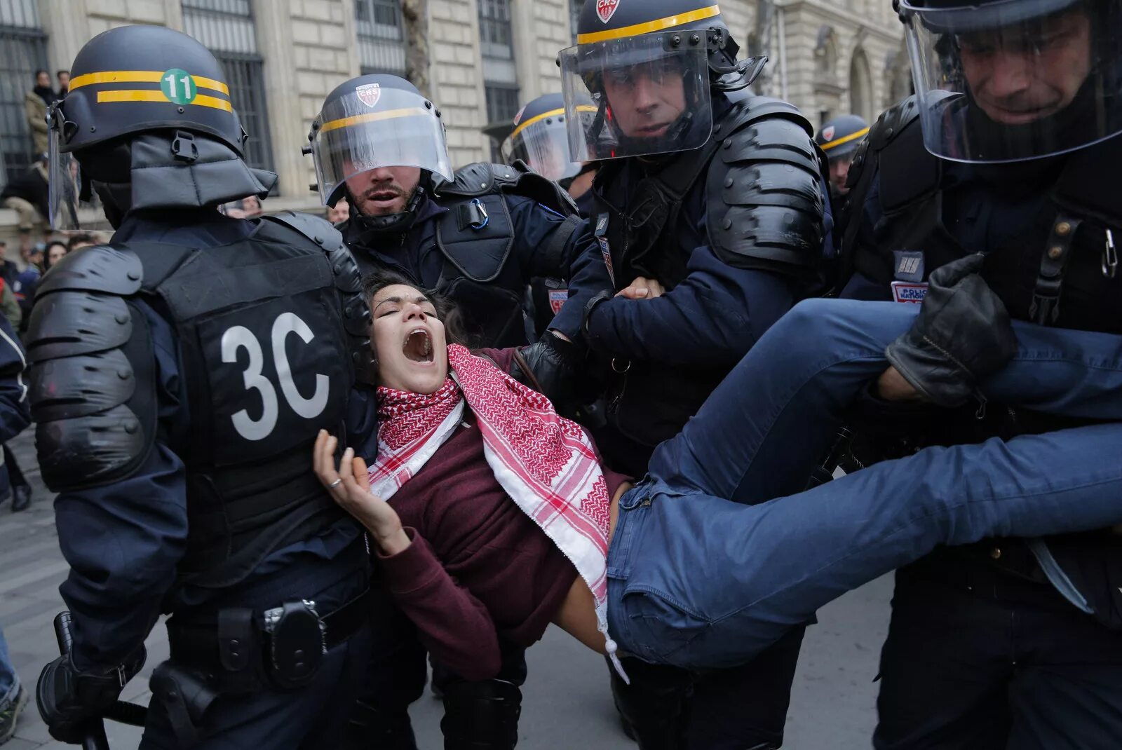 Полиция украины на митинге. Протесты в армении 2015. Пикет belgilanishi. Полицейский бьет женщину. Митинги пострадавшие.